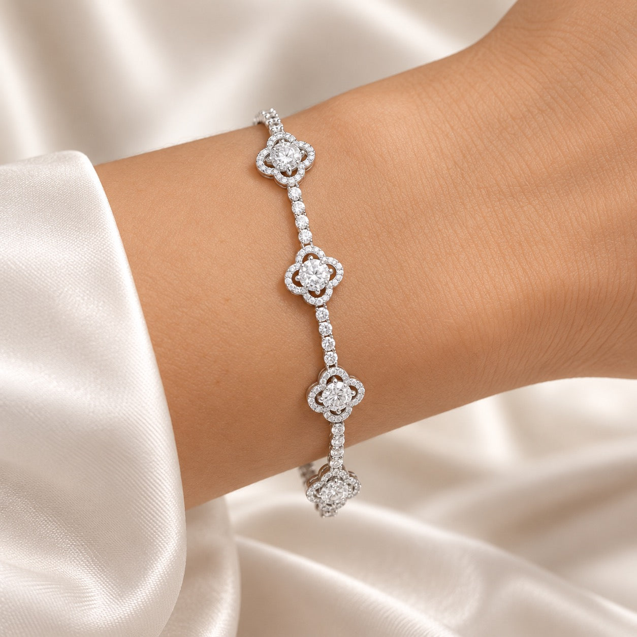 Florévia Bracelet worn on the wrist