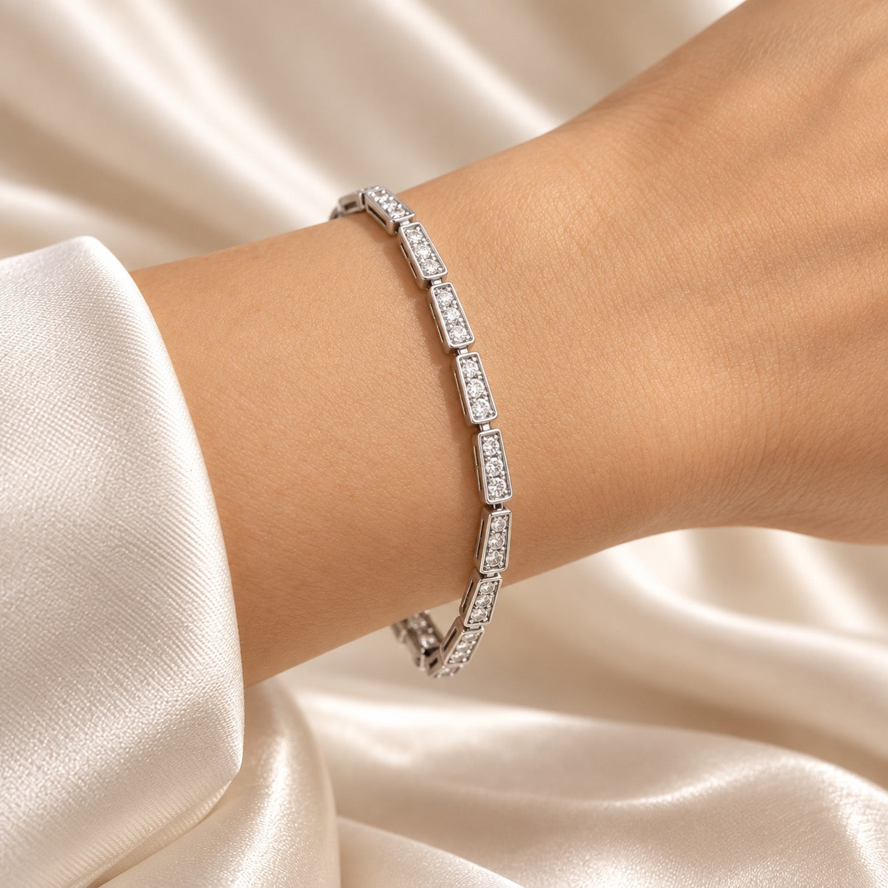 Élaris Bracelet worn on the wrist