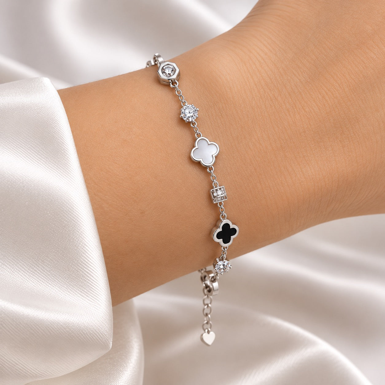 Clévara Bracelet worn on the wrist
