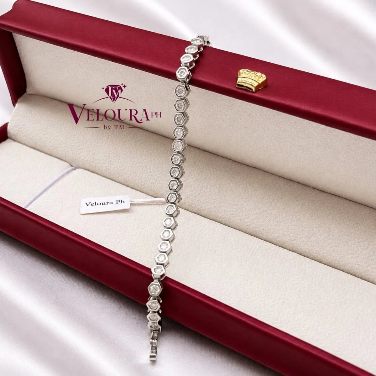 Tennis bracelet in 925 silver set with a continuous line of round moissanite