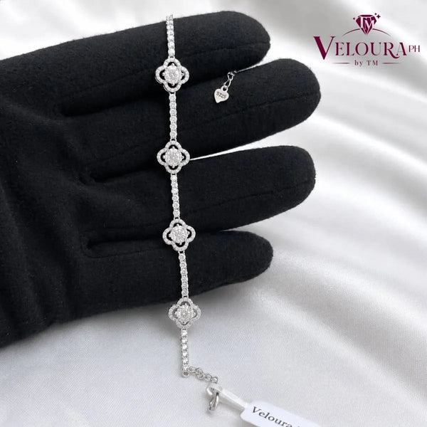 Station bracelet in 925 silver with pavé moissanite clovers along the chain