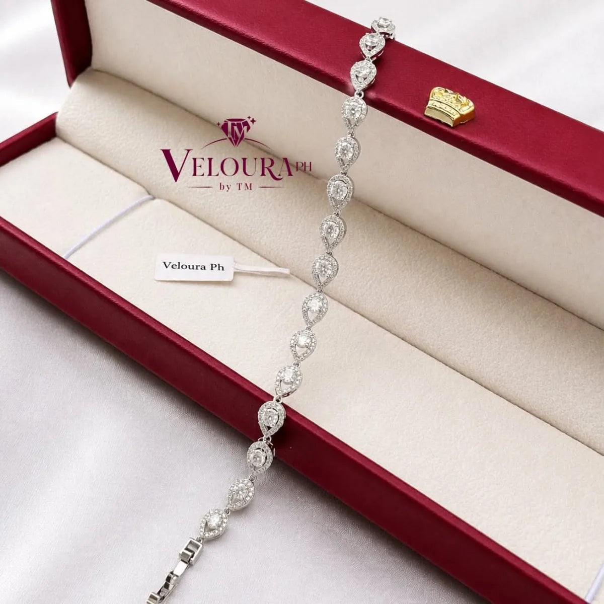 Bezel-set station tennis bracelet in 925 silver with oval and round moissanite