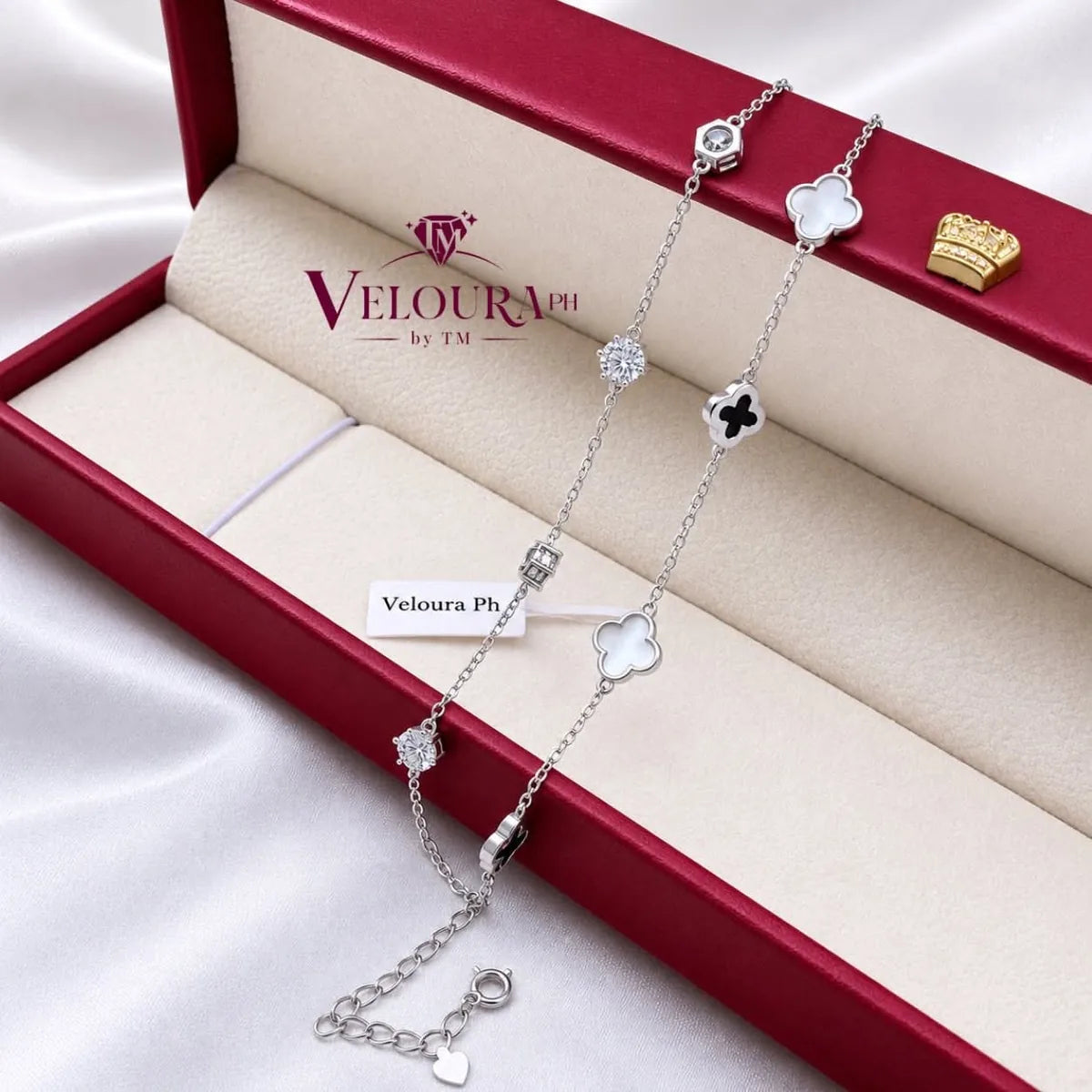 Station bracelet in 925 silver with reversible black onyx and white mother-of-pearl clovers