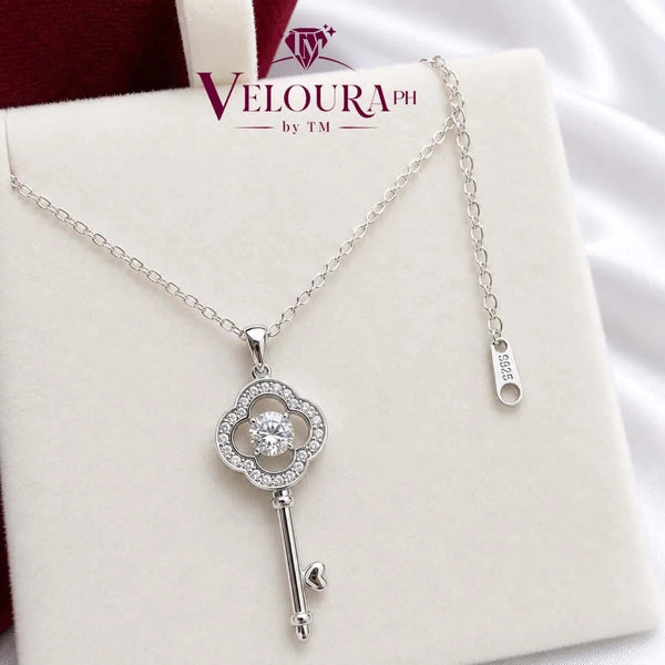 Clover key pendant in 925 silver with a moissanite centre