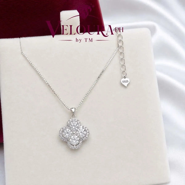 Four-leaf clover pendant in 925 silver fully pavé-set with moissanite