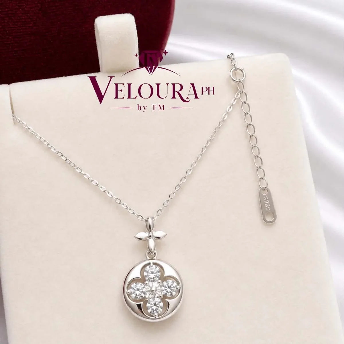 Clover-in-circle pendant in 925 silver with a moissanite clover and star accent