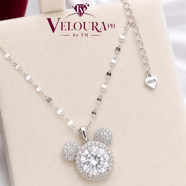 Bear-motif pendant in 925 silver with a round moissanite centre on a beaded chain
