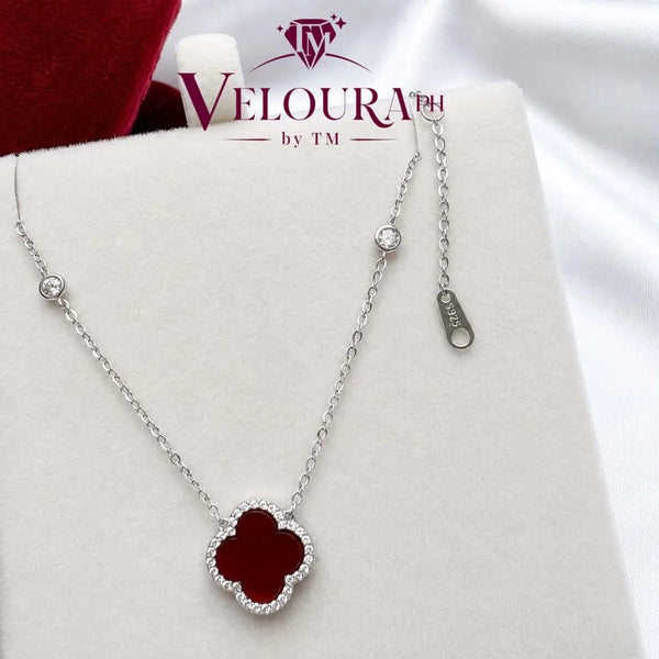 Four-leaf clover pendant in 925 silver with red carnelian and a pavé edge