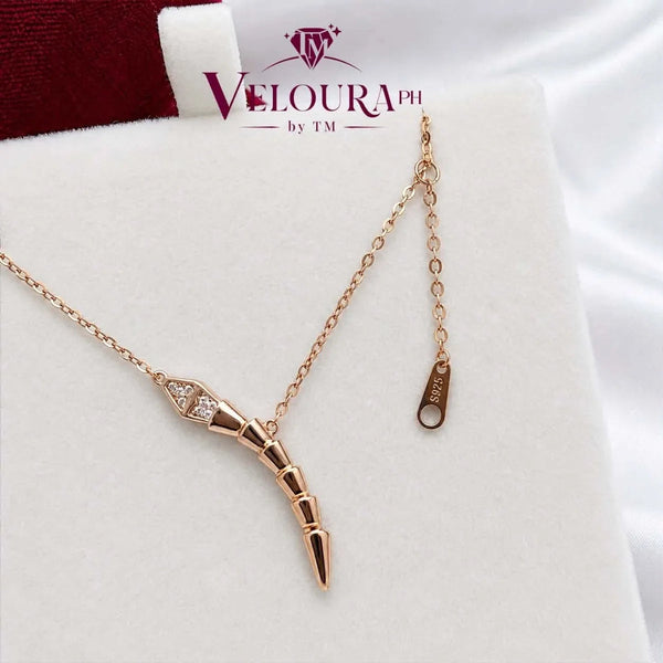 Rose-gold plated horn pendant in 925 silver with a line of moissanite
