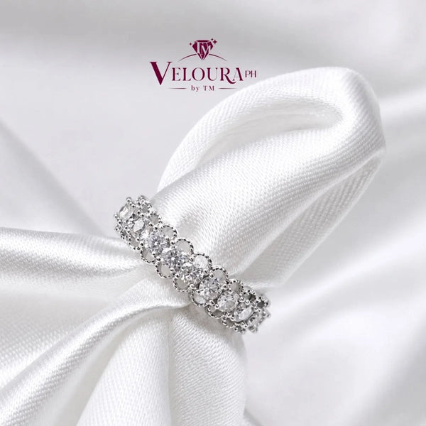 Five-stone half eternity band in 925 silver set with graduated moissanite