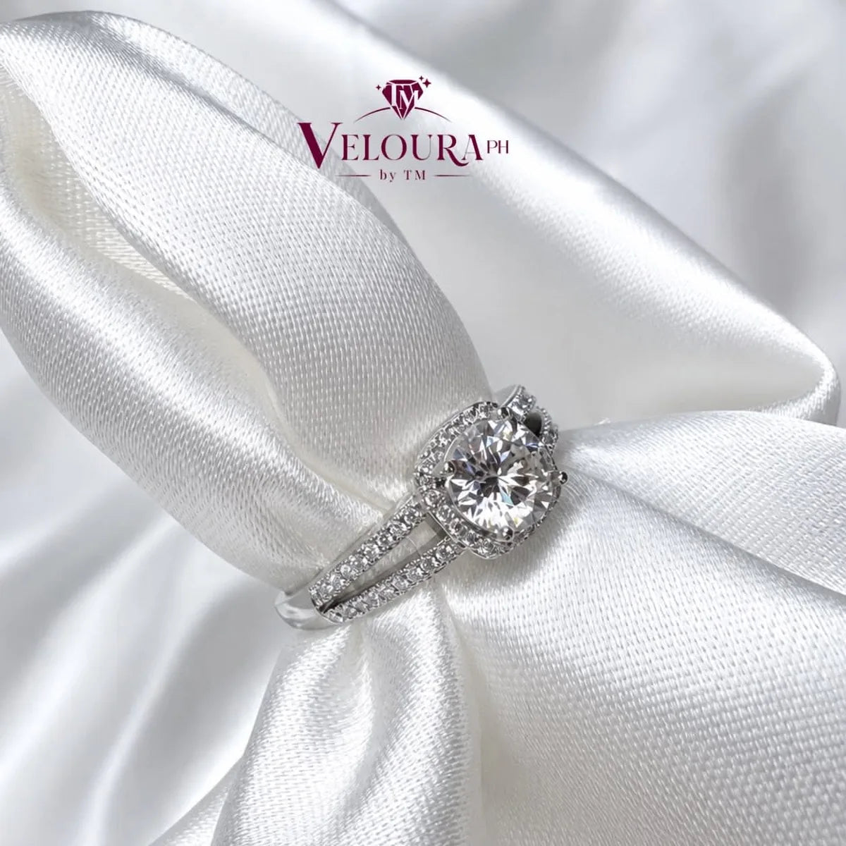 Round halo ring in 925 silver with a pavé band and moissanite centre