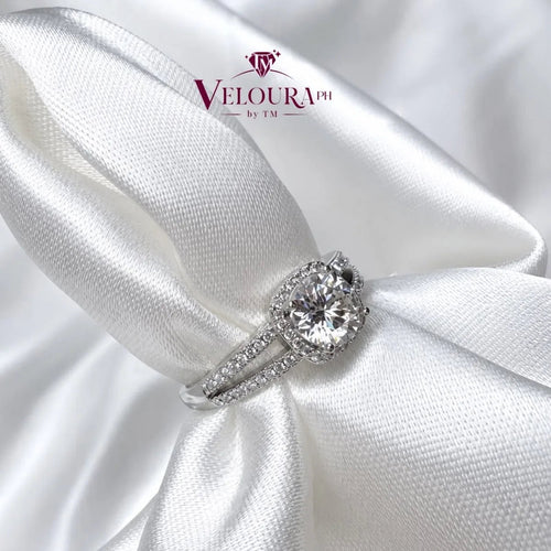 Round halo ring in 925 silver with a pavé band and moissanite centre