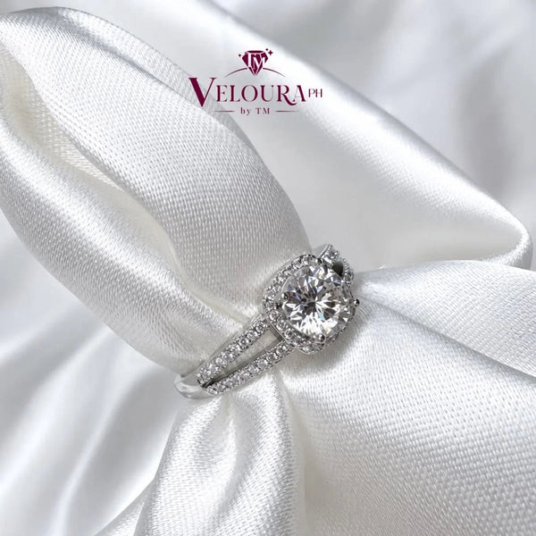 Round halo ring in 925 silver with a pavé band and moissanite centre
