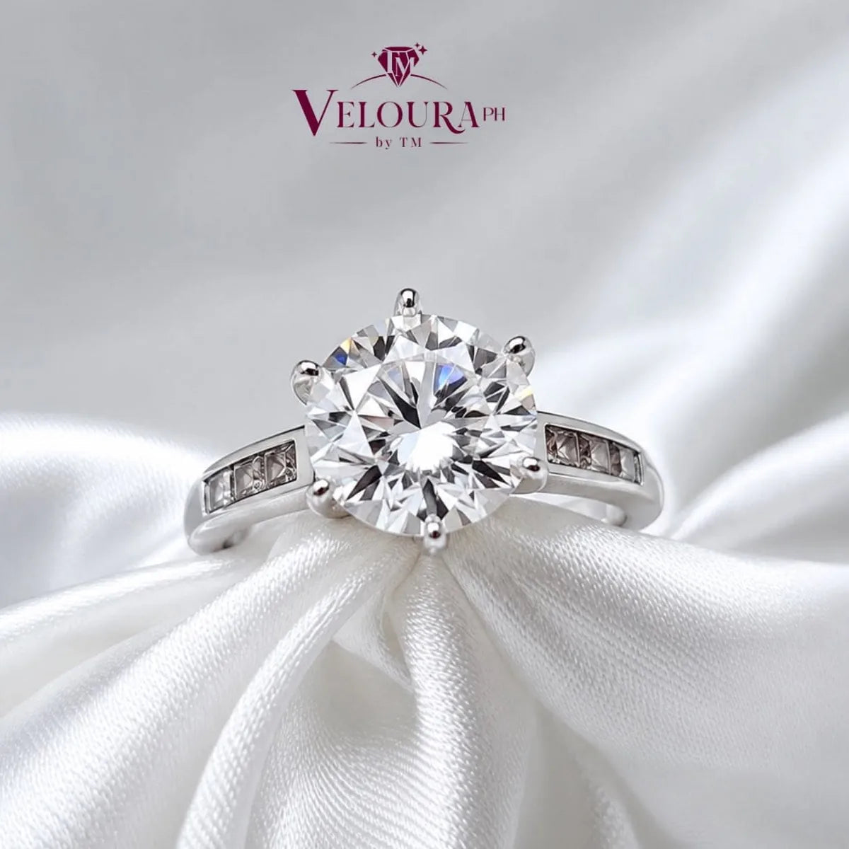 Round solitaire ring in 925 silver with channel-set moissanite shoulders