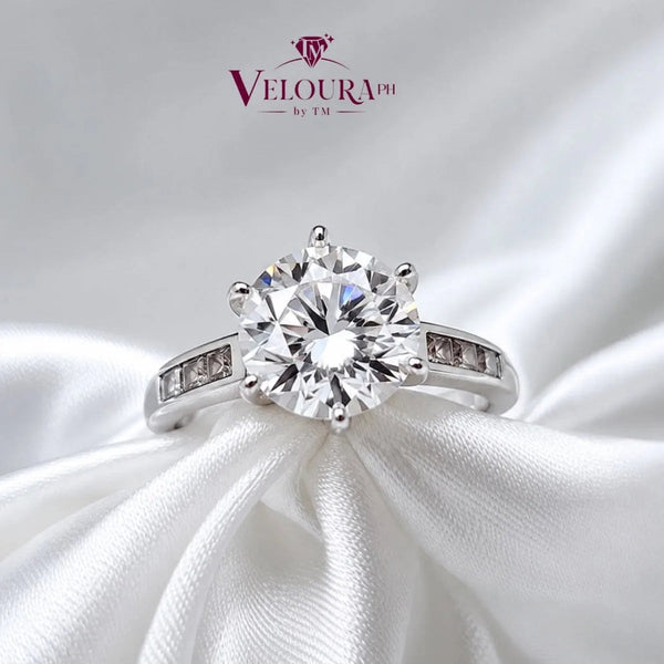 Round solitaire ring in 925 silver with channel-set moissanite shoulders