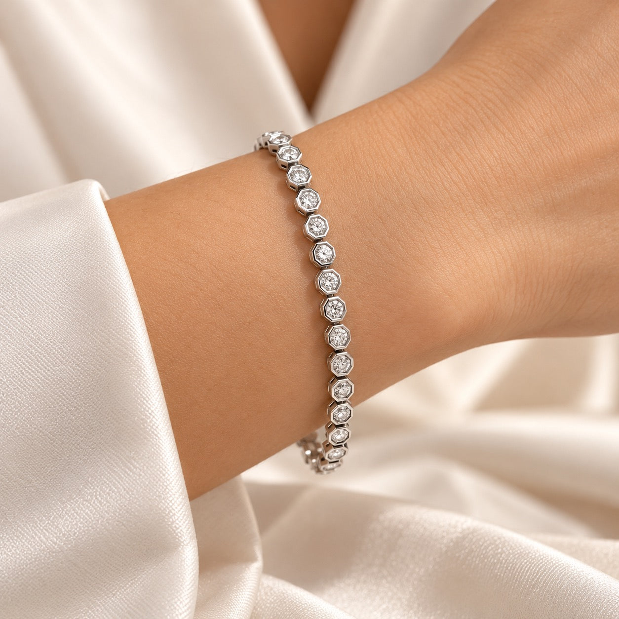 Orélian Bracelet worn on the wrist